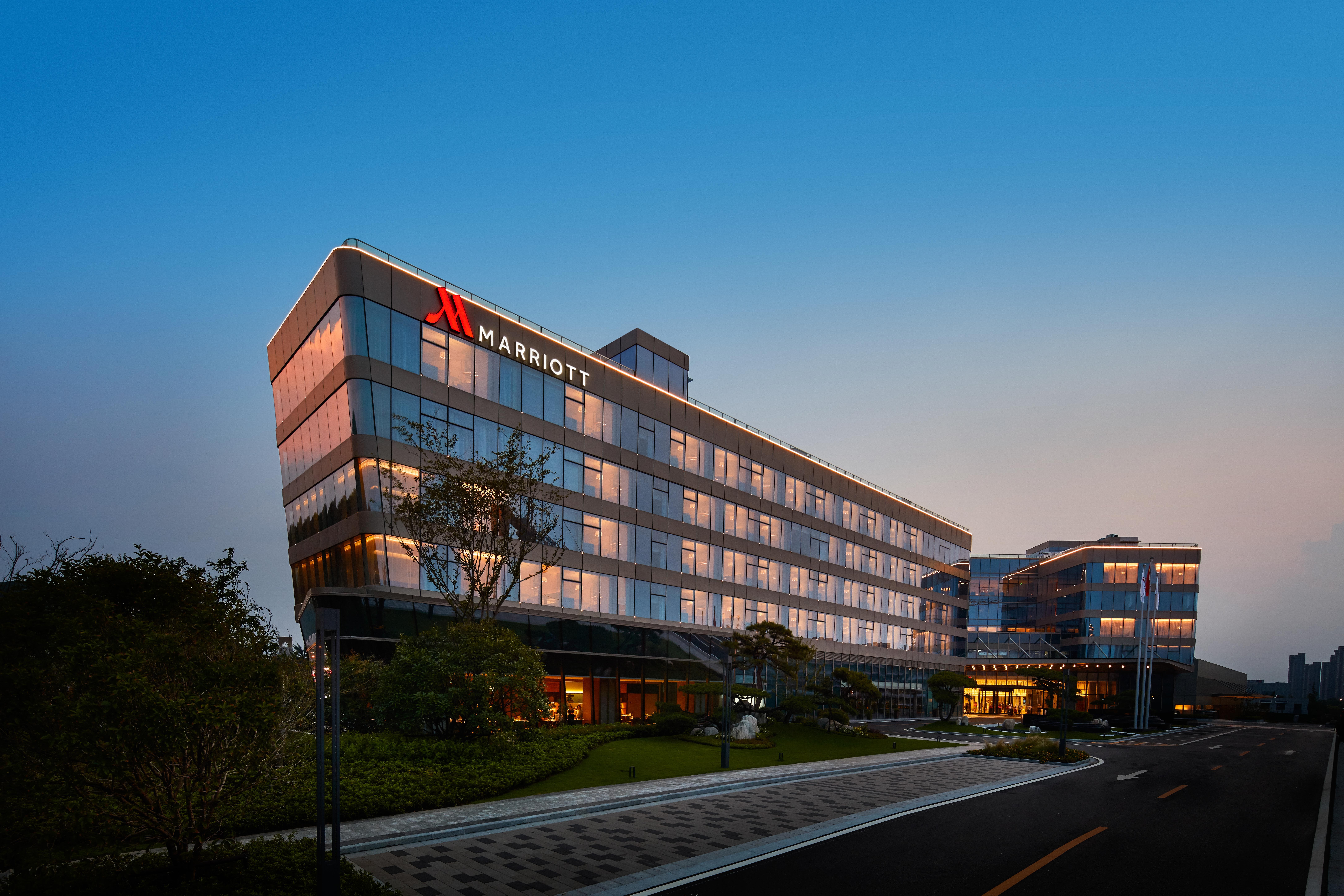 20190816-mh-xuzlv-hotel-exterior-night.jpg